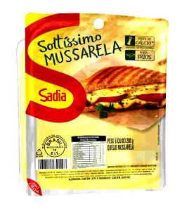 Quantas calorias em 1 1/2 fatias (30 g) Queijo Mussarela Soltíssimo?