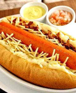 Quantas calorias em 1 1 Pé De Comprimento No Pão Salshicha Alemã ou Cachorro-Quente com Chili no Pão?