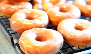 Quantas calorias em 1/2 donut (40 g) Donut Creme?