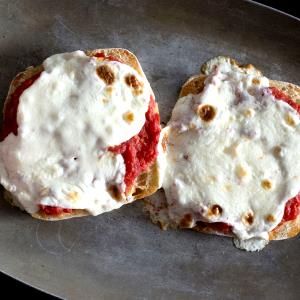 Quantas calorias em 1/2 Muffin Inglês Pizza de Queijo de Massa Grossa?