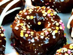 Quantas calorias em 1/2 unidade (40 g) Donut Chocolate?
