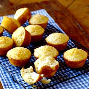 Quantas calorias em 1/2 unidade (60 g) Muffin de Queijo Parmesão?