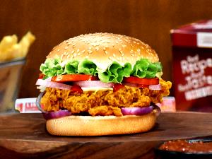 Quantas calorias em 1 burger (255 g) Cheesechicken Crispy “M”?