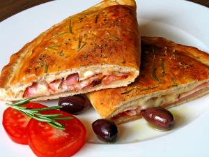 Quantas calorias em 1 Calzone Ou Stromboli Calzone com Carne e Queijo?