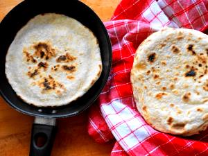 Quantas calorias em 1 Chappatti Ou Roti Médios (18 Cm) Tortilha de Trigo Integral?