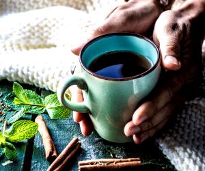 Quantas calorias em 1 Chávena De Tisana De Tomilho, Hortelã E Canela?