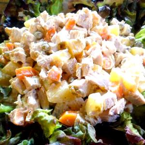 Quantas calorias em 1 colher de sopa (12 g) Salada de Maionese com Frango e Legumes?