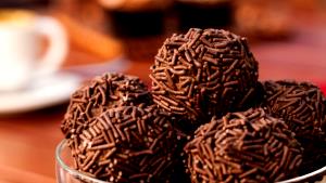 Quantas calorias em 1 colher de sopa (20 g) Brigadeiro Trufado?