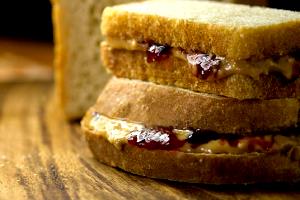 Quantas calorias em 1 Colher De Sopa Geléia e Manteiga de Amendoim?