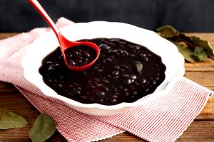 Quantas calorias em 1 concha (125 g) Feijão Preto Temperado Cozido?