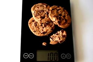 Quantas calorias em 1 cookie (100 g) Cookie Dark Black?