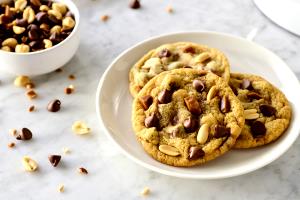 Quantas calorias em 1 cookie (55 g) Cookie Chocolate Chips With Peanuts?