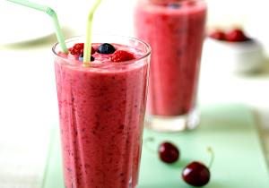 Quantas calorias em 1 copo (300 ml) Smoothie Frutas Vermelhas?