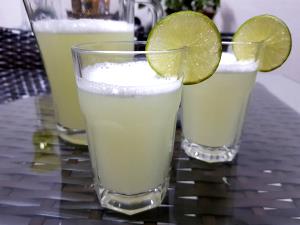 Quantas calorias em 1 copo (400 ml) Limonada Suíça com Adoçante?