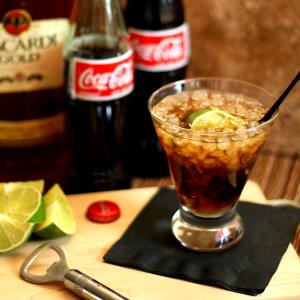 Quantas calorias em 1 Coquetel Rum com Coca-Cola?