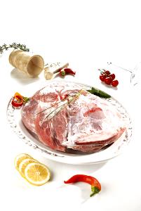 Quantas calorias em 1 Corte Médio (Produto Após Cozinhado, Ossos Removidos) Entrecosto de Porco?