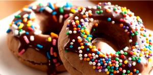Quantas calorias em 1 Donut (5 Cm De Diâmetro) Donuts Cobertos com Chocolate?