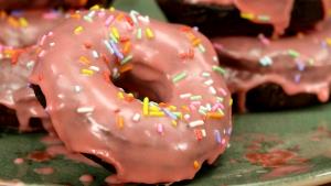 Quantas calorias em 1 Donut (9,5 Cm De Diâmetro) Donuts de Chocolate com Açucar?