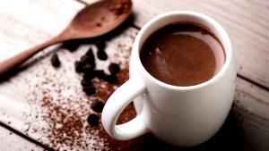 Quantas calorias em 1 Dose (250 G) Chocolate Quente (feito com Leite Integral)?