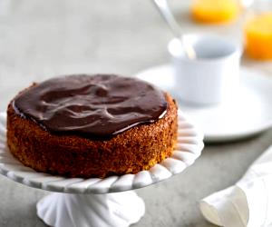 Quantas calorias em 1 Dose Bolo De Cenoura Com Farinha De Amêndoa?