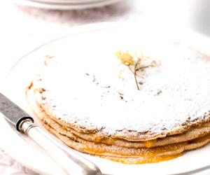 Quantas calorias em 1 Dose Bolo De Mel E Noz?