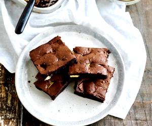 Quantas calorias em 1 Dose Brownie De Três Chocolates?