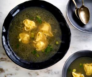 Quantas calorias em 1 Dose Caldo De Galinha Com Tortellini De Camarão?