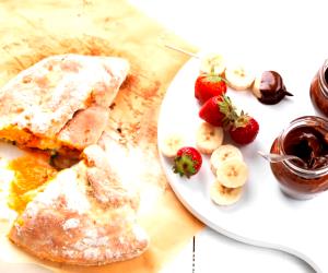 Quantas calorias em 1 Dose Calzone De Espinafres, Ricota E Tomate E Fondue De Chocolate Com Espetadas De Fruta?