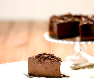 Quantas calorias em 1 Dose Cheesecake De Chocolate E Café?