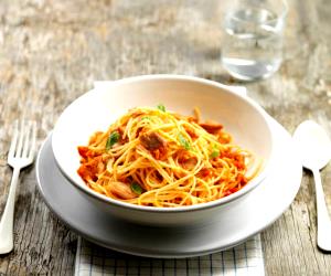 Quantas calorias em 1 Dose Esparguete Com Atum E Molho Arrabiata?