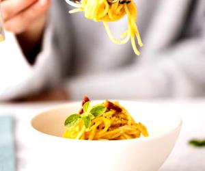 Quantas calorias em 1 Dose Esparguete İntegral Com Molho De Lentilhas E Cenoura?