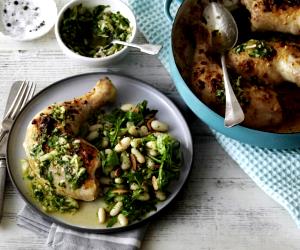 Quantas calorias em 1 Dose Frango Com Salada De Feijão-Branco E Pesto De Rúcula?