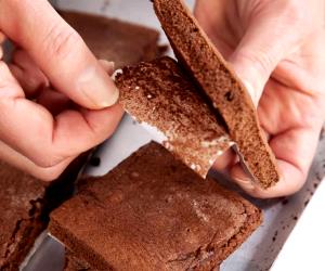 Quantas calorias em 1 Dose Genoise De Chocolate?