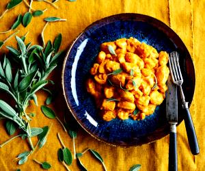 Quantas calorias em 1 Dose Guisado De Gnocchi, Feijão Branco E Salva?