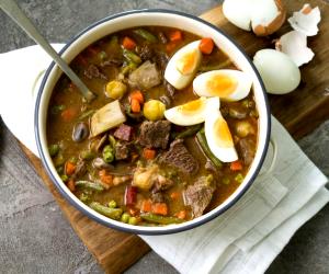 Quantas calorias em 1 Dose Guisado De Vitela Em Slow Cooking?