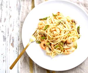 Quantas calorias em 1 Dose Linguine Com Camarão, Cogumelos E Espargos?