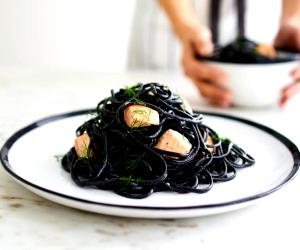 Quantas calorias em 1 Dose Linguine Com Salmão, Queijo-Creme E Lima?