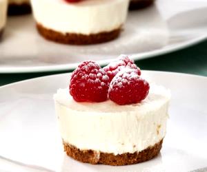 Quantas calorias em 1 Dose Mini Cheesecakes De Chocolate Branco?