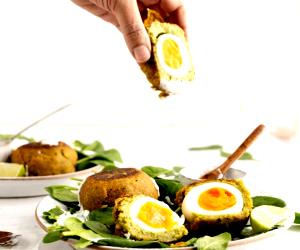 Quantas calorias em 1 Dose Ovos Com Cobertura De Falafel E Molho De İogurte?