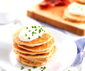 Quantas calorias em 1 Dose Panquecas Com Bacon E Alho-Francês?