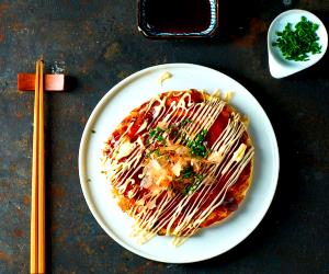 Quantas calorias em 1 Dose Panquecas Japonesas (Okonomiyaki)?