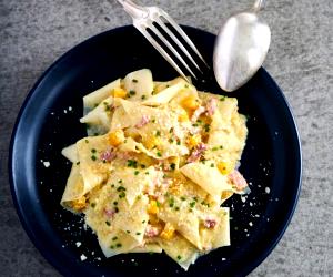 Quantas calorias em 1 Dose Pappardelle Com Bacon E Alho-Francês?