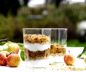 Quantas calorias em 1 Dose Parfait De İogurte, Quinoa, Maçã E Crumble?