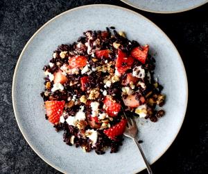 Quantas calorias em 1 Dose Salada De Arroz Preto Com Morango E Feta?