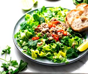 Quantas calorias em 1 Dose Salada De Carne Com Erva-Príncipe?