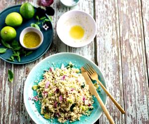 Quantas calorias em 1 Dose Salada De Quinoa E Favas?