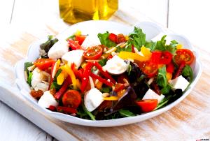 Quantas calorias em 1 Dose Salada Mediterrânica?