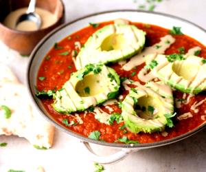 Quantas calorias em 1 Dose Shakshuka Com Pimento Amarelo E Abacate?