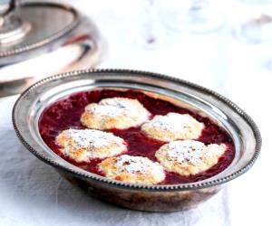 Quantas calorias em 1 Dose Sopa De Frutos Vermelhos E Scones De Coco?