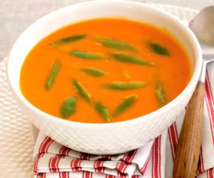 Quantas calorias em 1 Dose Sopa De Tomate E Feijão-Verde Com Ovos Escalfados?